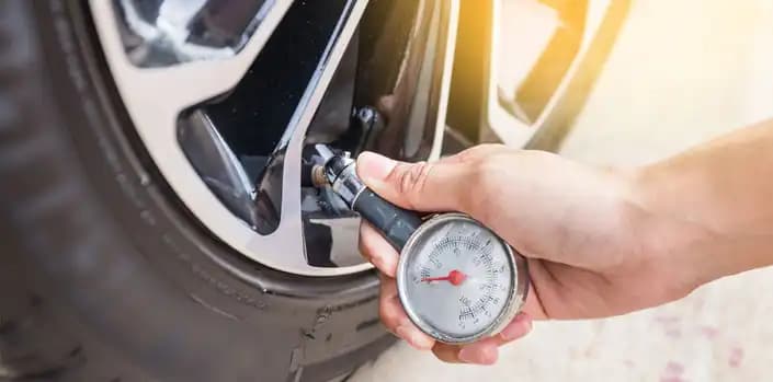 هل الضغط الخاطئ للإطارات يضر سيارتك؟