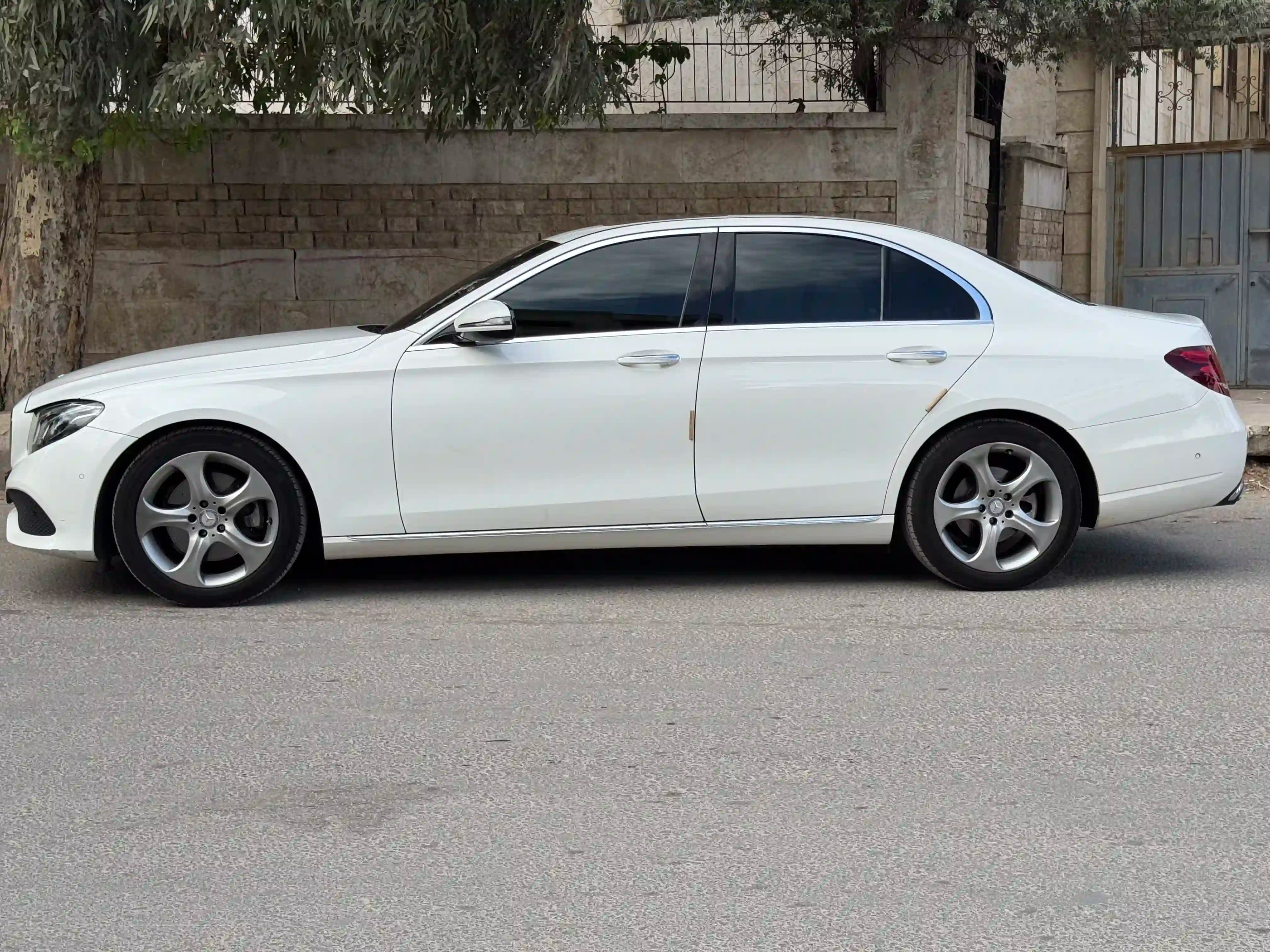 2017 مرسيدس بنز E CLASS - Image 4