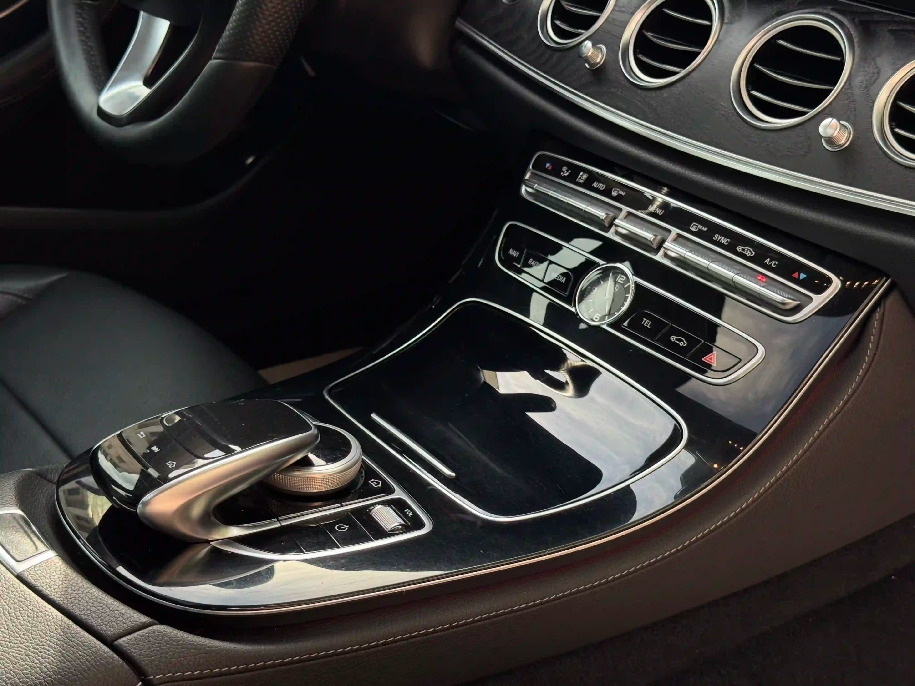 2017 مرسيدس بنز E CLASS - Image 8
